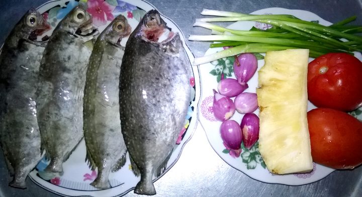 Canh cá kình nấu thơm cà Huế