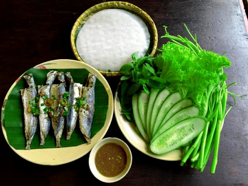 Cá nục hấp cuốn bánh tráng – Món ăn dân dã xứ Huế