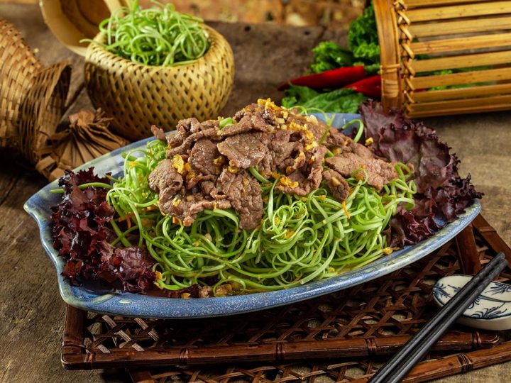 Rau muống chẻ trộn thịt bò – Món ăn dân dã của người Huế