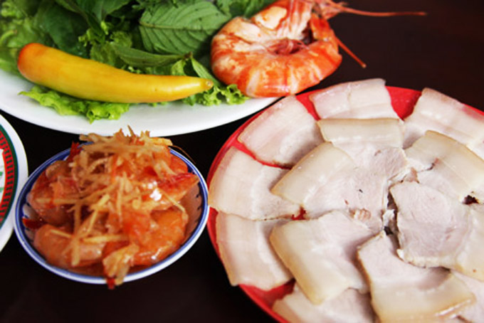 Thịt heo luộc chấm mắm tôm Huế - Kinh đô ẩm thực Huế